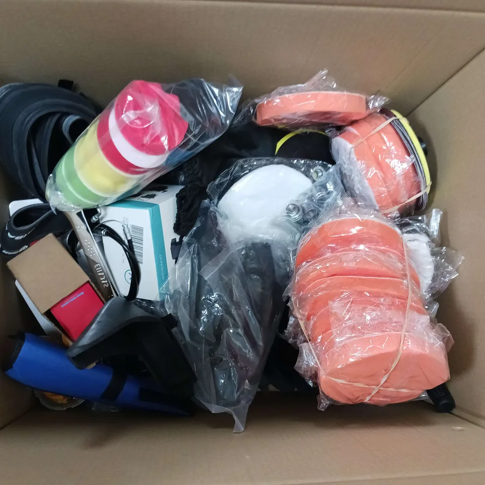  APPROXIMATELY 20 ASSORTED CAR ITEMS TO INCLUDE SEAT PILLOW - GLOVES - TOOLS / COLLECTION ONLY 