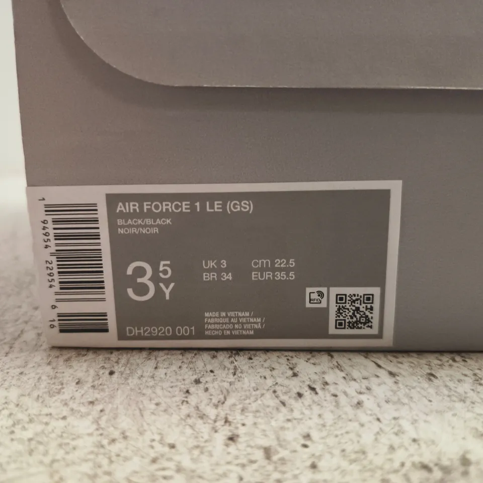 BOXED PAIR OF NIKE AIR FORCE 1 LE (GS) KIDS' TRAINERS – BLACK/BLACK, UK 3 