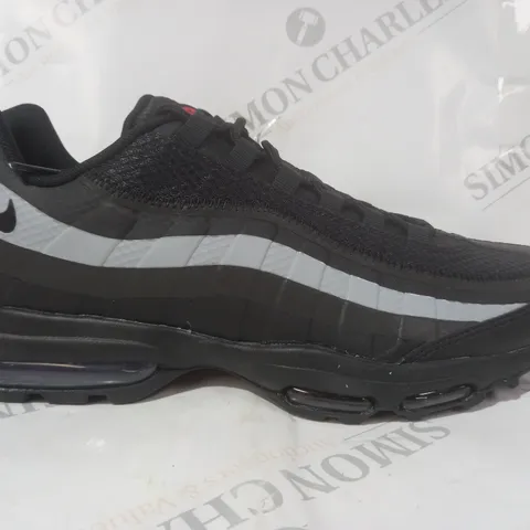 BOXED PAIR OF NIKE AIR MAX SHOES IN BLACK/GREY UK SIZE 11