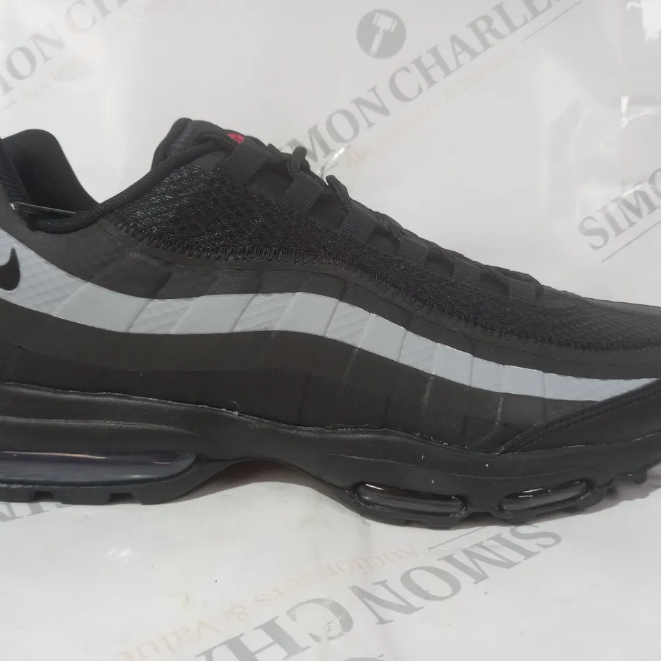 BOXED PAIR OF NIKE AIR MAX SHOES IN BLACK/GREY UK SIZE 11