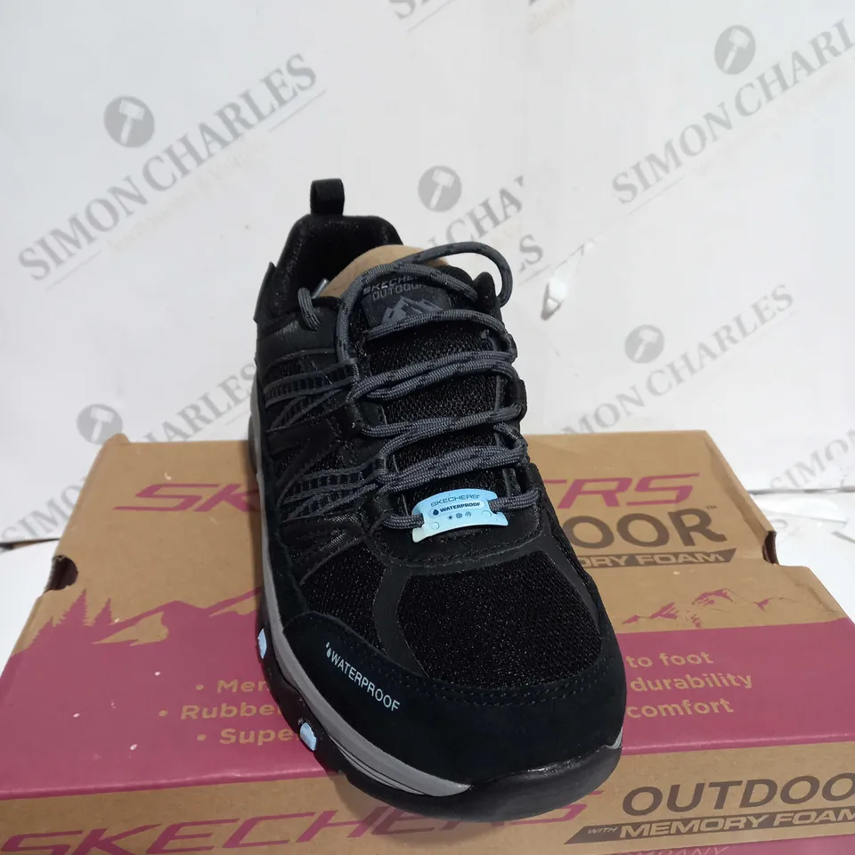 BOXED PAIR OF SKECHERS TREGO WATERPROOF HIKING BOOTS IN BLACK - SIZE 4