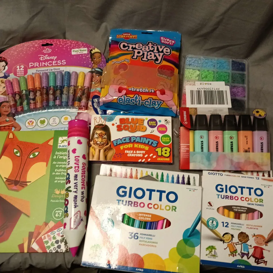 LOT OF APPROXIMATELY 17 ASSORTED CHILDREN'S ART & CRAFT ITEMS