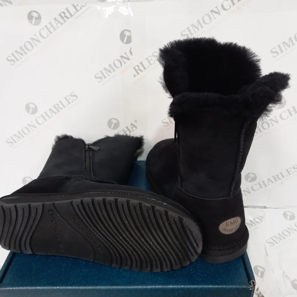 BOXED PAIR OF EMU AUSTRALIA SIZE 7 BOOTS 