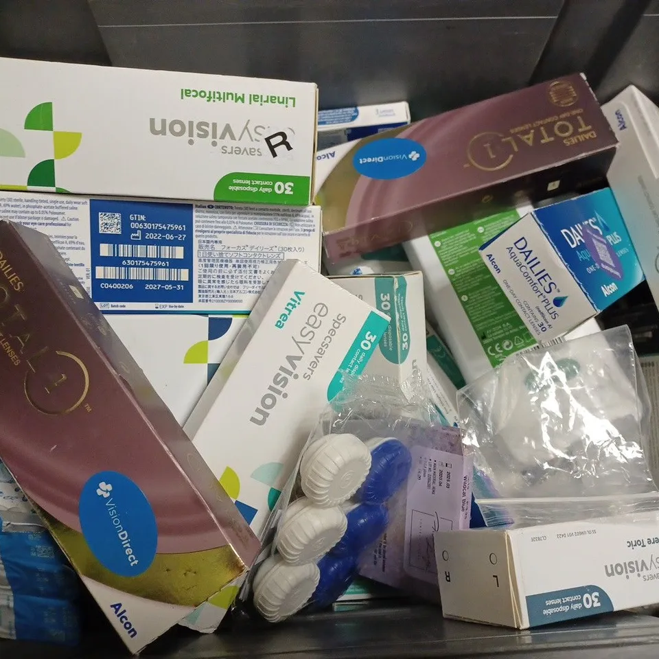 BOX OF APPROX 20 ASSORTED VISION CARE ITEMS TO INCLUDE - COOPER VISION ALL IN ONE LIGHT - DAILIES AQUACOMFORT PLUS CONTACT LENS - SPECSAVERS EASY VISION ALL PURPOSE ECT
