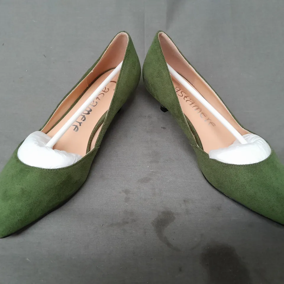 BOXED PAIR OF CASTAMERE CLOSED TOE LOW HEEL SHOES IN GREEN EU SIZE 35.5