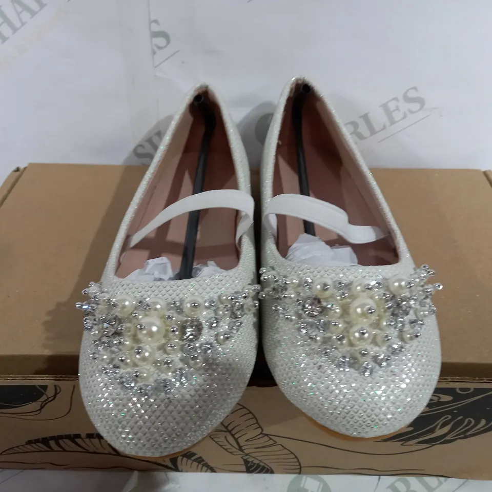 BOXED PAIR OF DESIGNER DECORATED OVERSTRAP SHOES IN WHITE - EU 32