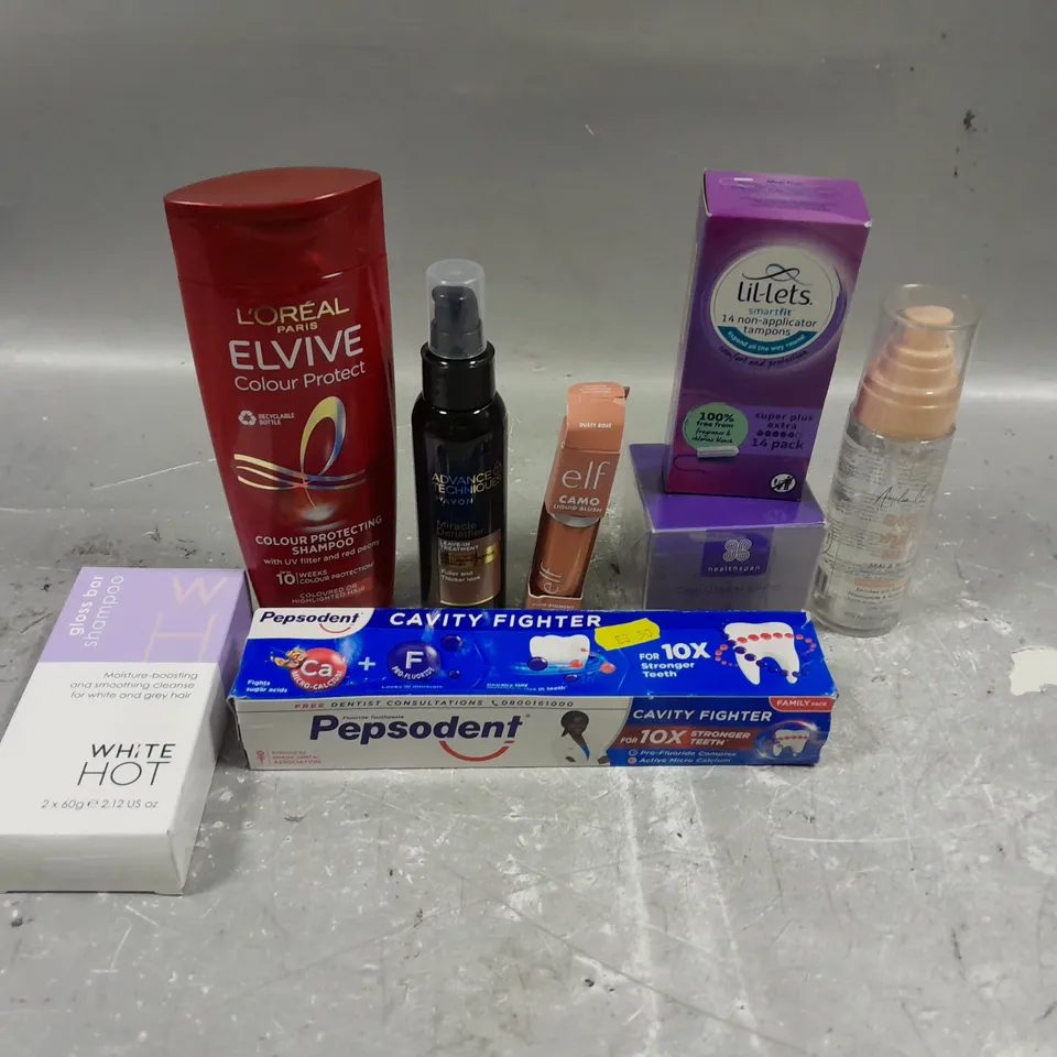 APPROXIMATELY 20 ASSORTED COSMETICS PRODUCTS TO INCLUDE - L'OREAL ELVIVE COLOUR PROTECT SHAMPOO - ADVANCED TECHNIQUES LEAVE IN TREATMENT - ELF LIQUID BLUSH