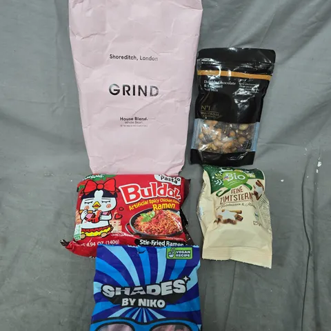 APPROXIMATELY 10 ASSORTED FOOD/DRINK PRODUCTS TO INCLUDE GRIND COFFEE, SHADES SWEETS, BULDOK NOODLES ETC 