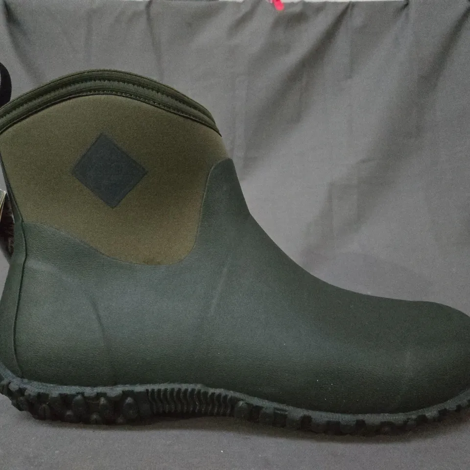 BOXED PAIR OF MUCK MEN'S ANKLE BOOTS IN GREEN UK SIZE 11