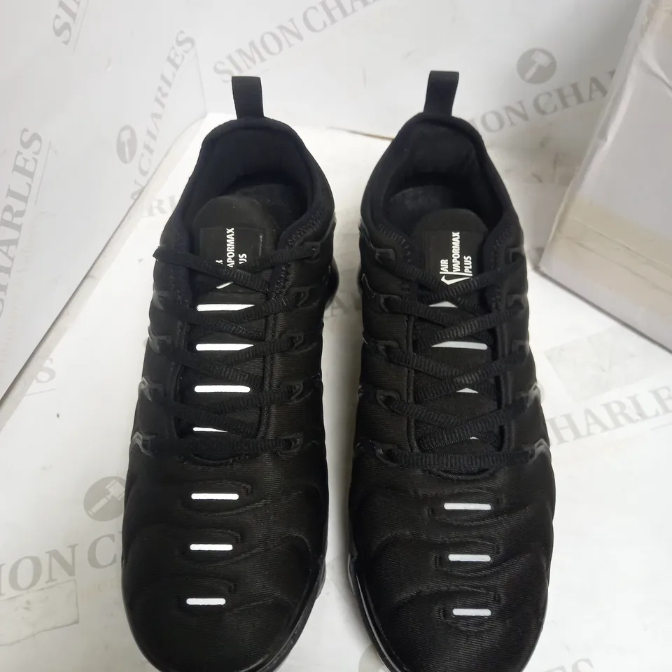 NIKE AIR VAPORMAX PLUS BLACK TRAINERS EU 41