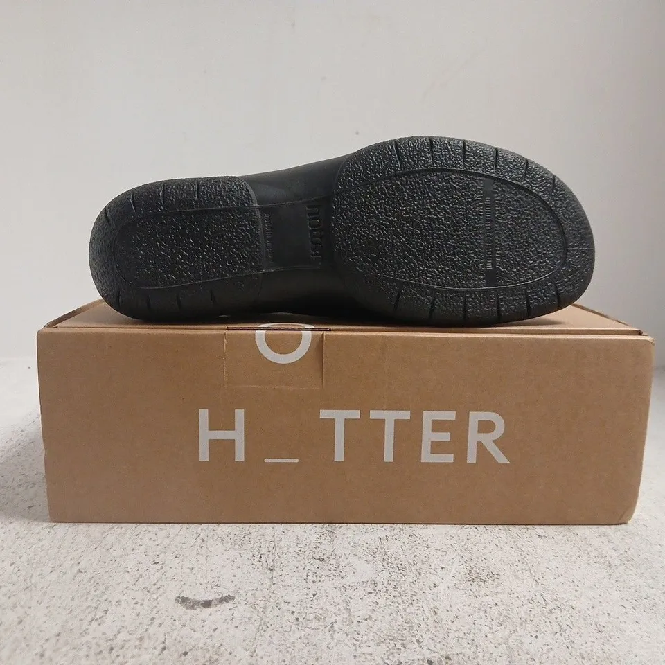 BOXED PAIR OF HOTTER DAPHNE WIDE SHOES IN NAVY SIZE UK 7