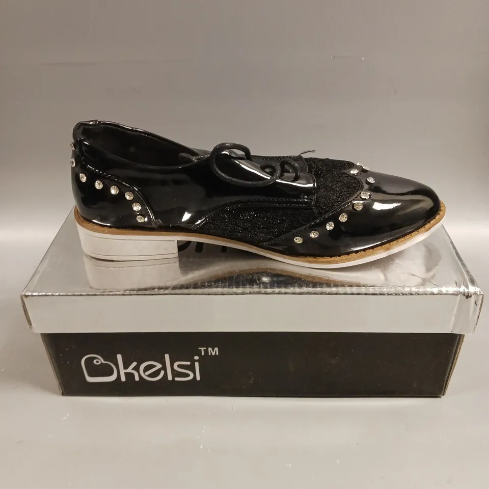 BOXED PAIR OF KELSI LACED SEQUINED SHOES IN BLACK - 3