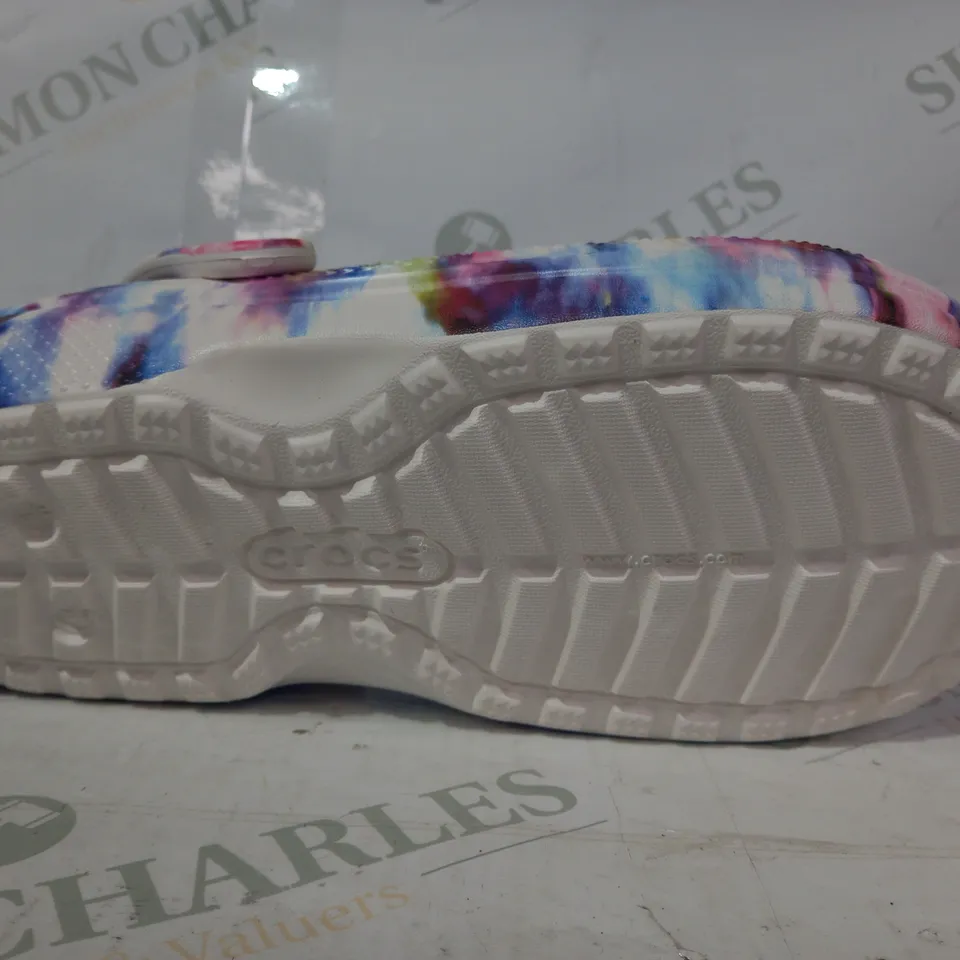 PAIR OF CROCS CLASSIC LINED TIE DYE CLOGS UK SIZE M4/W5