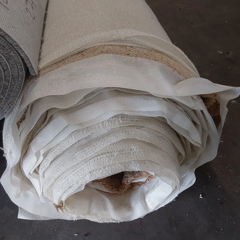 ROLL OF QUALITY DIM BERBER SEVERN ESTUARY CARPET // SIZE: APPROX 4 X 17.95m