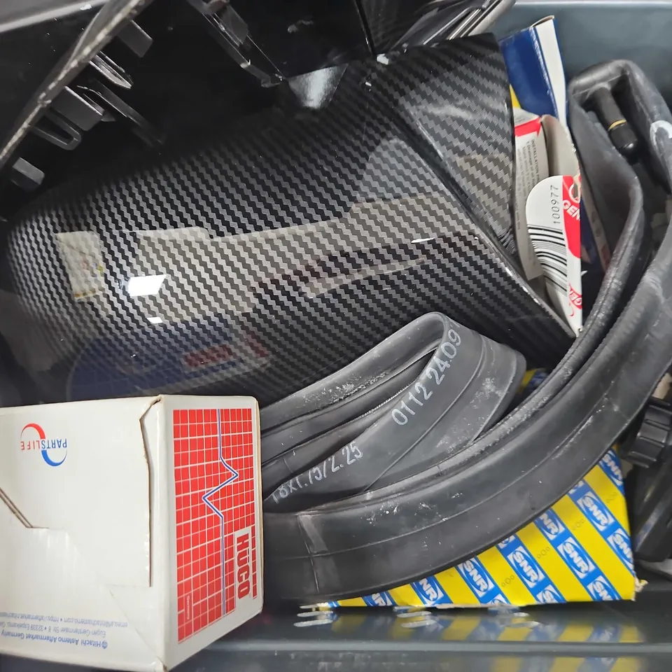 TOTE OF APPROXIMATELY 12 ASSORTED VEHICLE ITEMS TO INCLUDE - CAR SMART BOX , WHEEL HUB REPAIR , MOTORBIKE WING MIRROR ETC