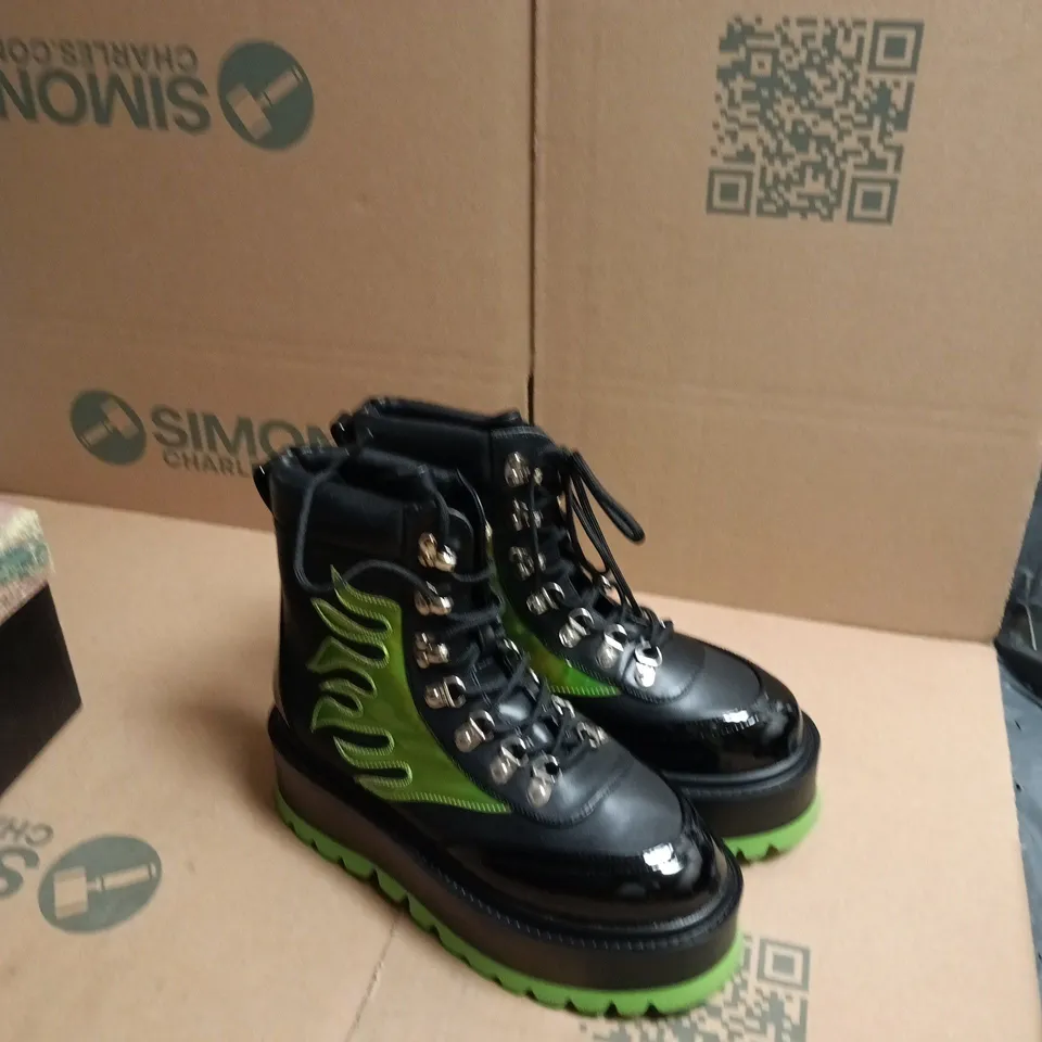 UK5 KOI CHA CHA CHA HOLOGRAM FLAME BOOTS – BLACK & GREEN