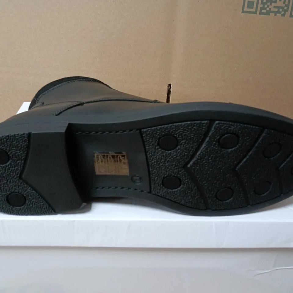 BOXED PAIR OF BUSINESS CLASS BENNETT LEATHER BOOTS - UK SIZE 10  