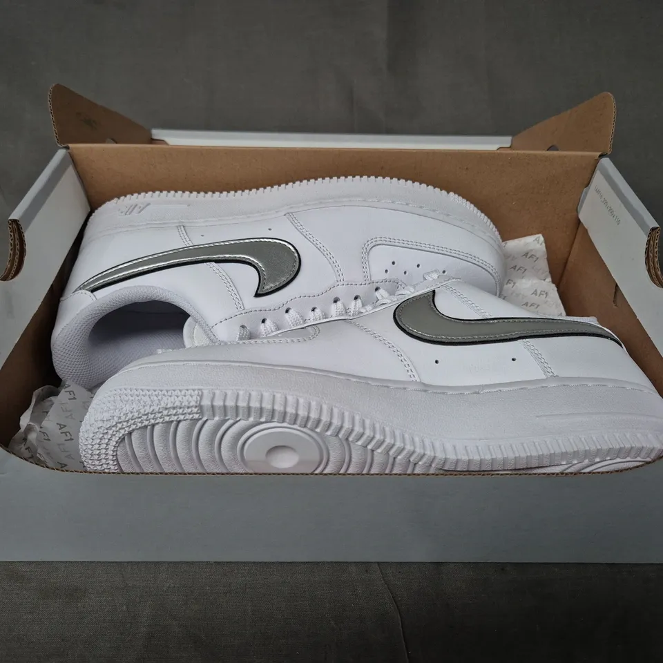 BOXED PAIR OF NIKE WOMEN'S AIR FORCE 1 '07 ESS SHOES IN WHITE/METALLIC SILVER UK SIZE 5.5