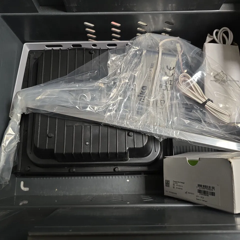 APPROXIMATELY 6 ASSORTED ITEMS TO INCLUDE - EUFY QUICK RELEASE BATTERY PACK . WHITE NECK FAN ETC
