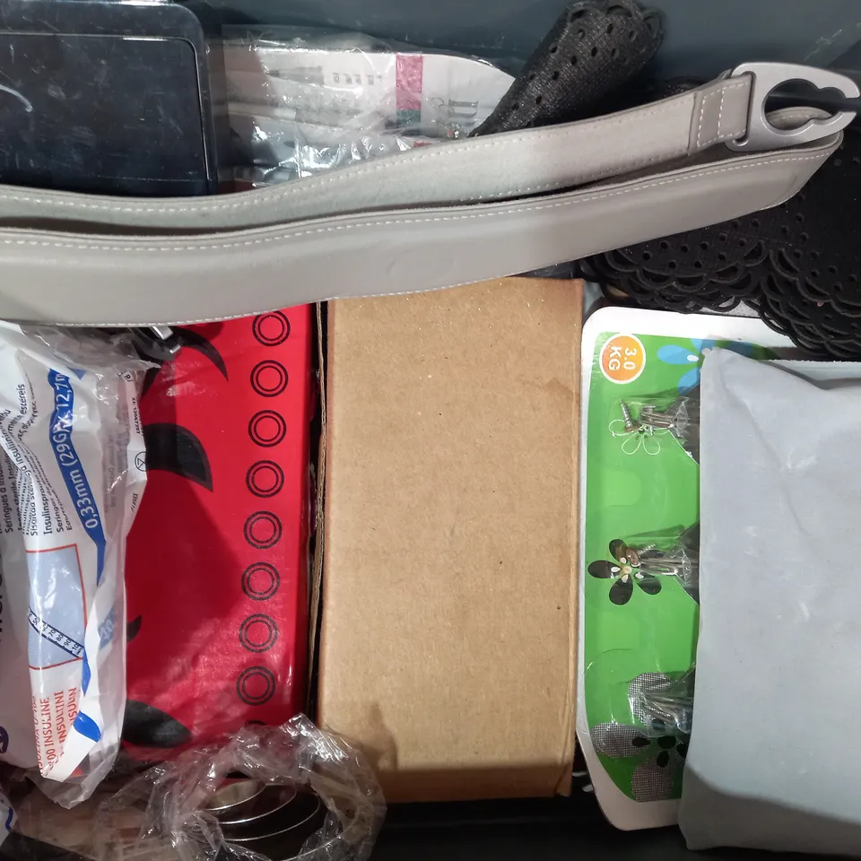 LOT OF APPROXIMATELY 15 ASSORTED HOUSEHOLD ITEMS TO INCLUDE SONIC SCRUBBERS, TITLEIST SET OF 3 GOLF BALLS, ADVANCED STAINLESS STEEL HOOKS, ETC