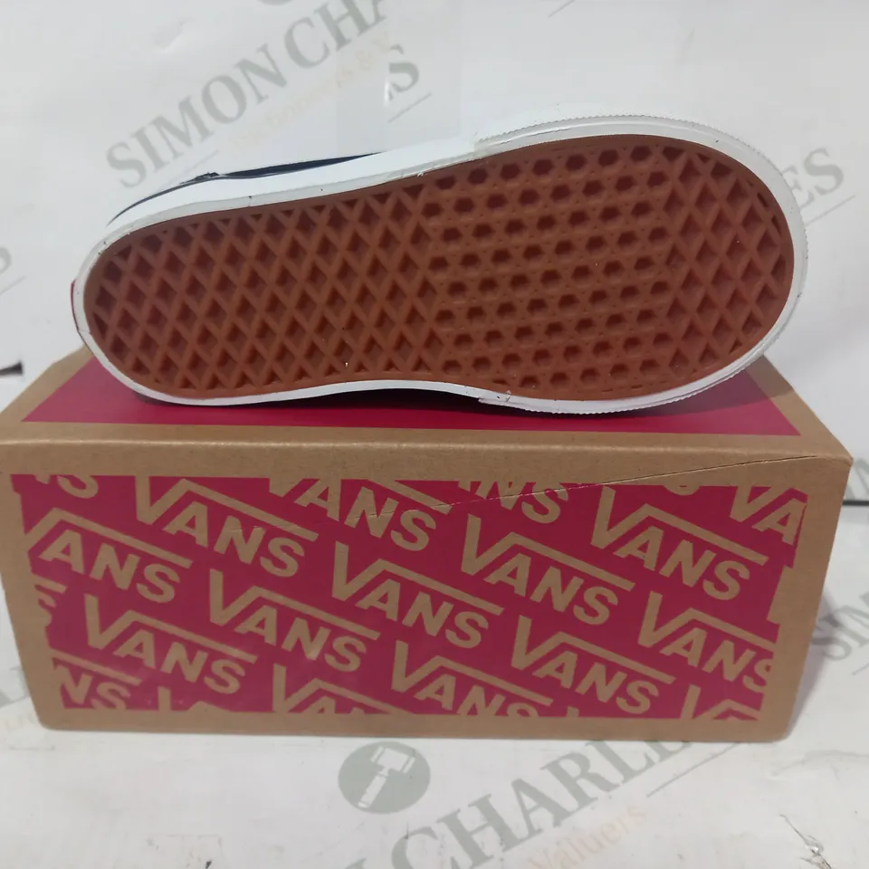 BOXED PAIR OF VANS OLD SKOOL V KIDS SHOES IN BLACK/WHITE UK SIZE 8.5
