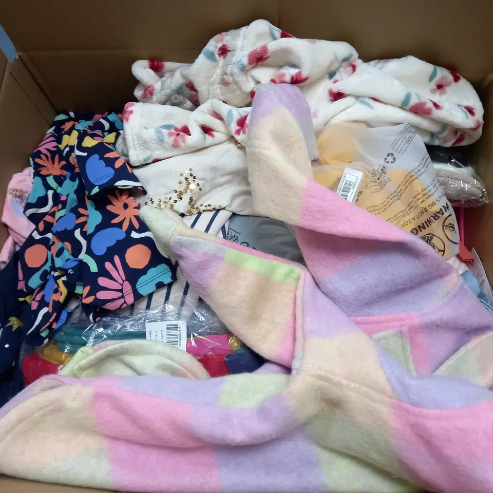 BOX OF APPROXIMATELY 25 ASSORTED KIDS CLOTHING ITEMS TO INCUDE - JUMPER , SOCKS , GLOVES ETC
