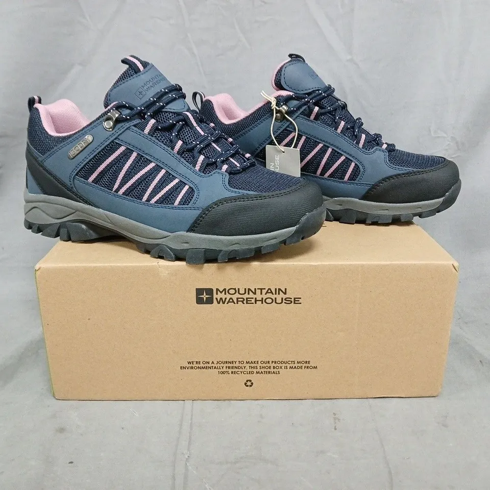 BOXED PAIR OF MOUNTAIN WAREHOUSE PATH WOMEN'S OUTDOOR WATERPROOF WALKING SHOES IN NAVY/LIGHT PURPLE SIZE UK 6