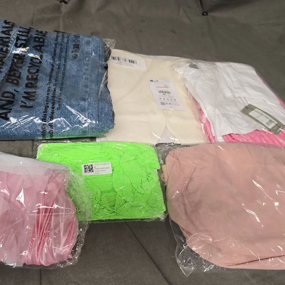 LARGE BOX OF APPROXIMATELY 20 ASSORTED CLOTHING ITEMS IN VARIOUS SIZES, STYLES AND COLOUR 