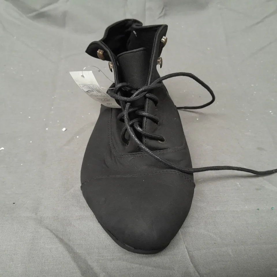 BOX OF APPROXIMATELY 15 PAIRS OF DESIGNER SHOES IN BLACK - VARIOUS SIZES