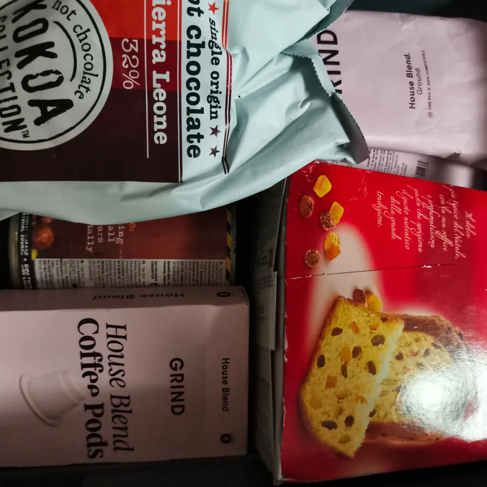 BOX OF APPROXIMATELY 10 ASSORTED FOOD AND DRINK ITEMS TO INCLUDE MONSTER ENERGY DRINK, GRIND HOUSE BLEND COFFEE PODS, ETC