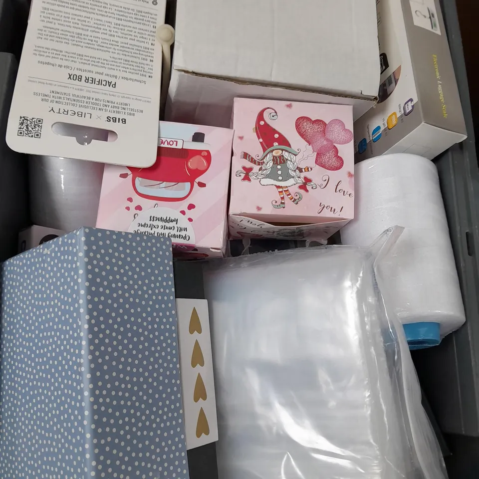 BOX OF APPROXIMATELY 15 ASSORTED ITEMS TO INCLUDE - SCIENTIFIC CALCULATOR, PACIFIER BOX, LUGGAGE SCALE ETC