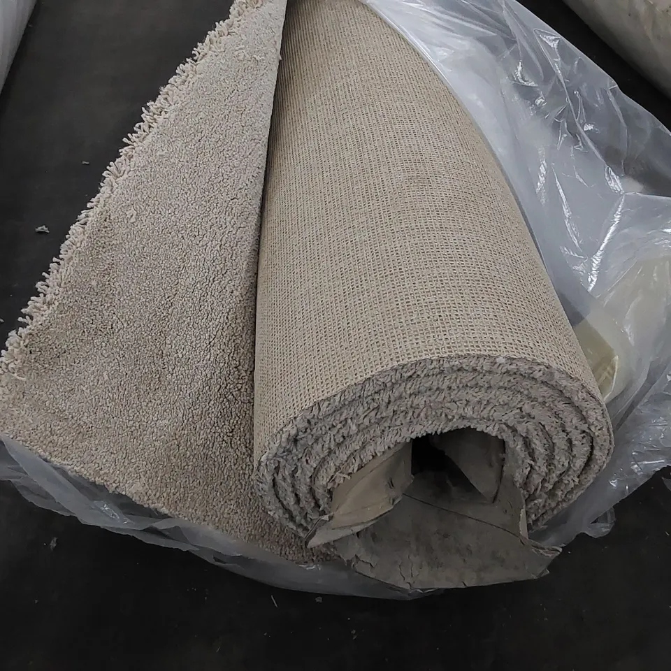 ROLL OF QUALITY STAINAWAY TWEED BLISSFUL CARPET // SIZE: APPROXIMATELY 4 X 3.1m