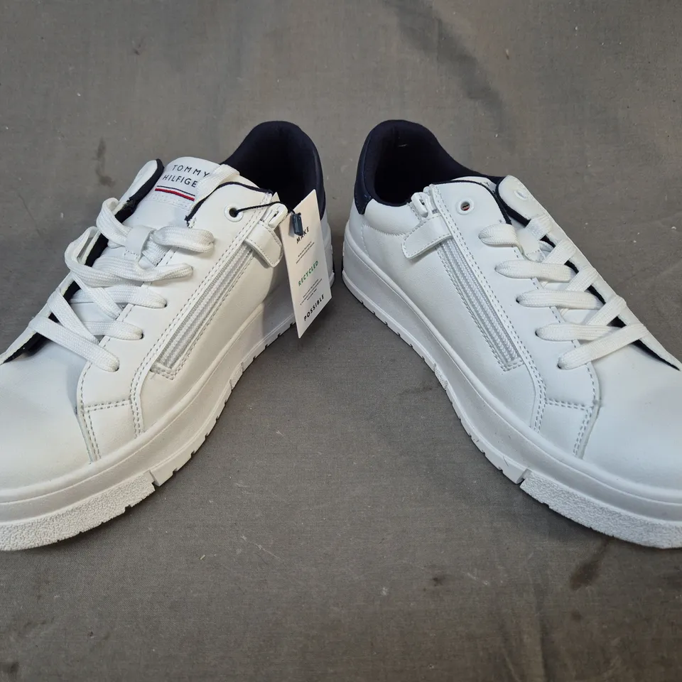 BOXED PAIR OF TOMMY HILFIGER FLAG LOW CUT LACE-UP SNEAKERS IN WHITE EU SIZE 41