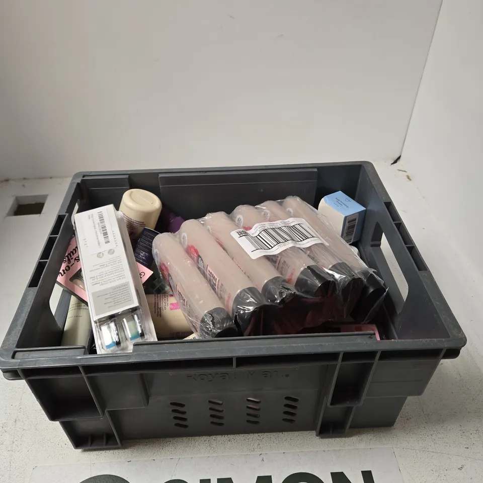 TOTE OF APPROXIMATELY 10 ASSORTED BEAUTY PRODUCTS INCLUDING ORIGINAL SOURCE BODY WASH, PHILLIPS W2 SONICARE TOOTHBRUSH HEADS AND AUSSIE DETANGLING LEAVE IN SPRAY
