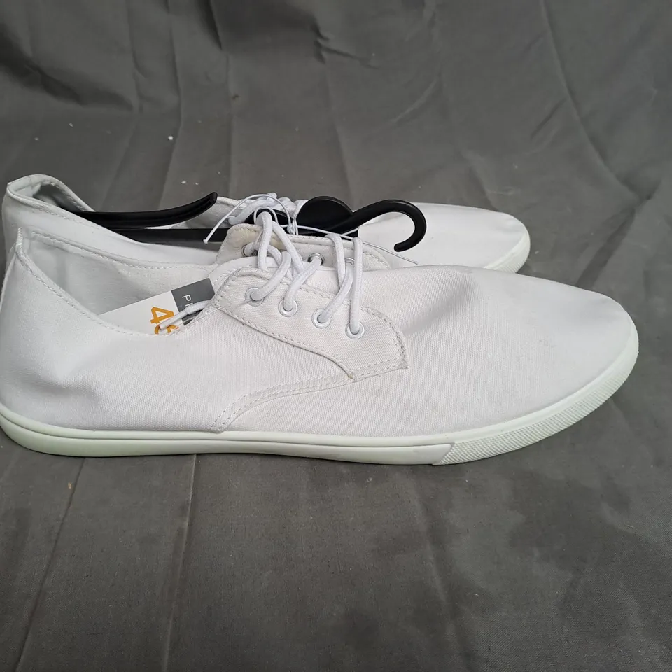 BOXED LOT OF APPROX. 15 PAIRS OF MENS WHITE LACE UP PUMPS. VARIOUS SIZES