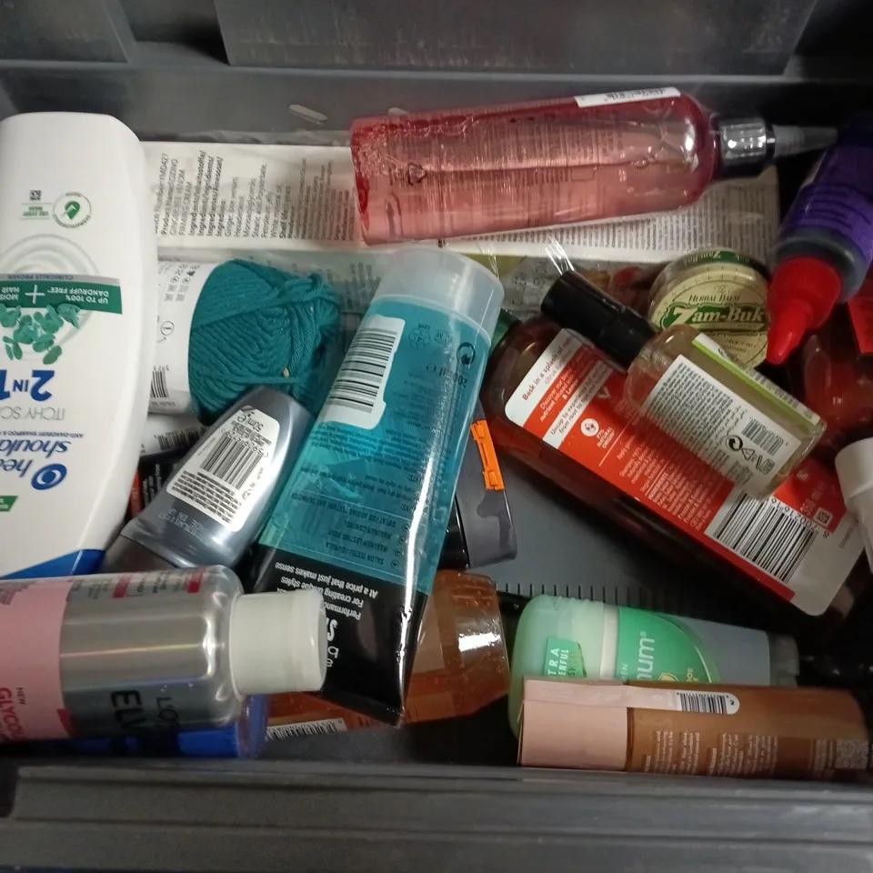 LOT OF APPROXIMATELY 30 ASSORTED HEALTH AND BEAUTY ITEMS TO INCLUDE MOERIE, GARNIER AND ALBETRO BALSAM