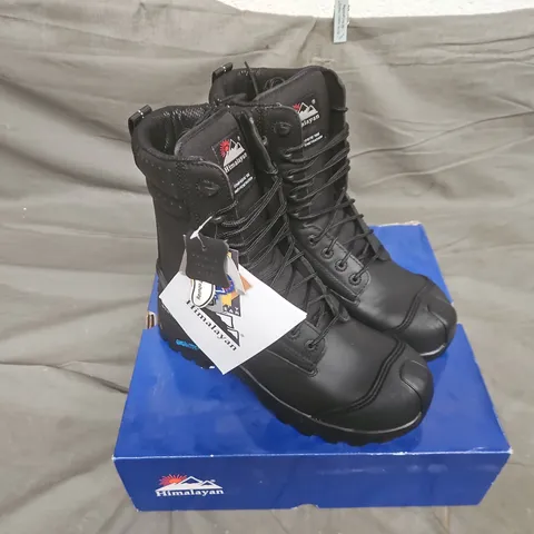 BOXED PAIR OF HIMALAYAN SAFETY NON-METALLIC BOOTS IN BLACK - SIZE 10