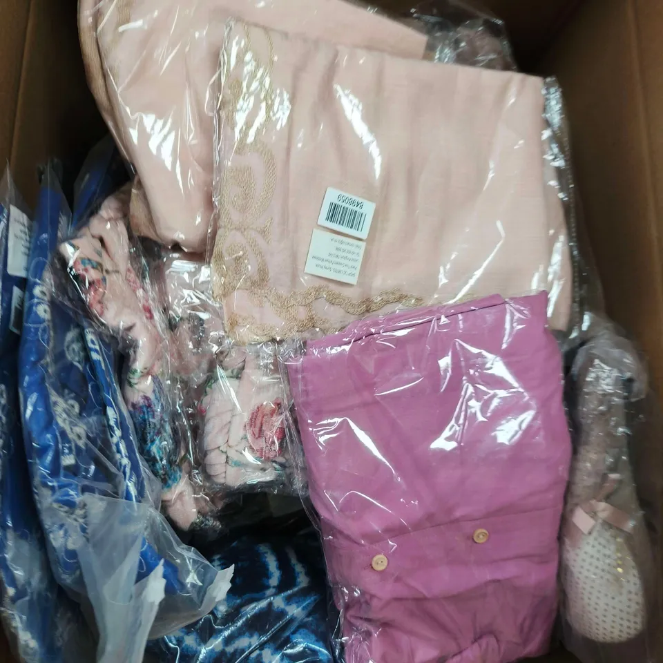 APPROXIMATELY 20 ASSORTED WOMENS CLOTHING ITEMS IN VARIOUS SIZES & STYLES