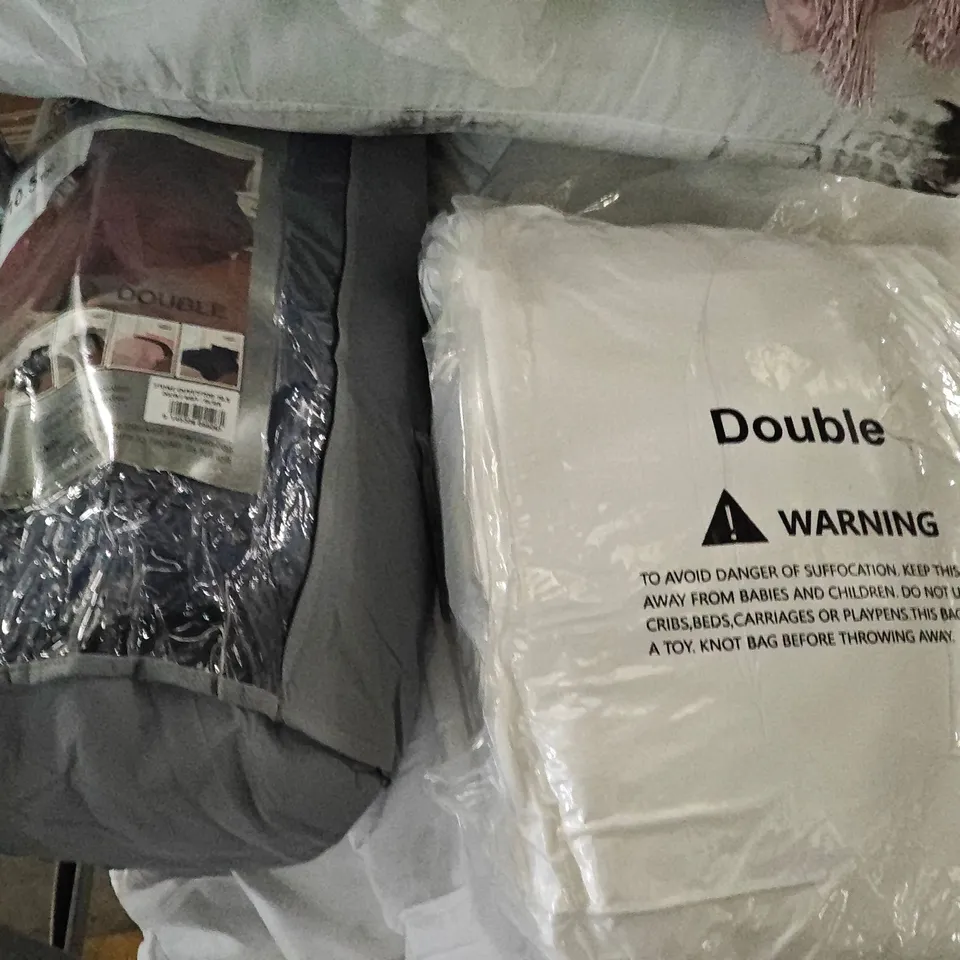 LOT OF 15 ASSORTED HOME FABRIC ITEMS TO INCLUDE THROWS, DUVETS AND FILLED CUSHIONS