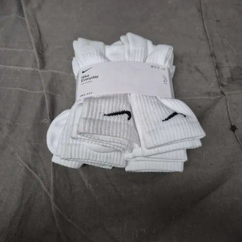 NIKE EVERYDAY CREW SOCKS, WHITE, PACK OF 6 (UK 8-11 / EU 42-46)