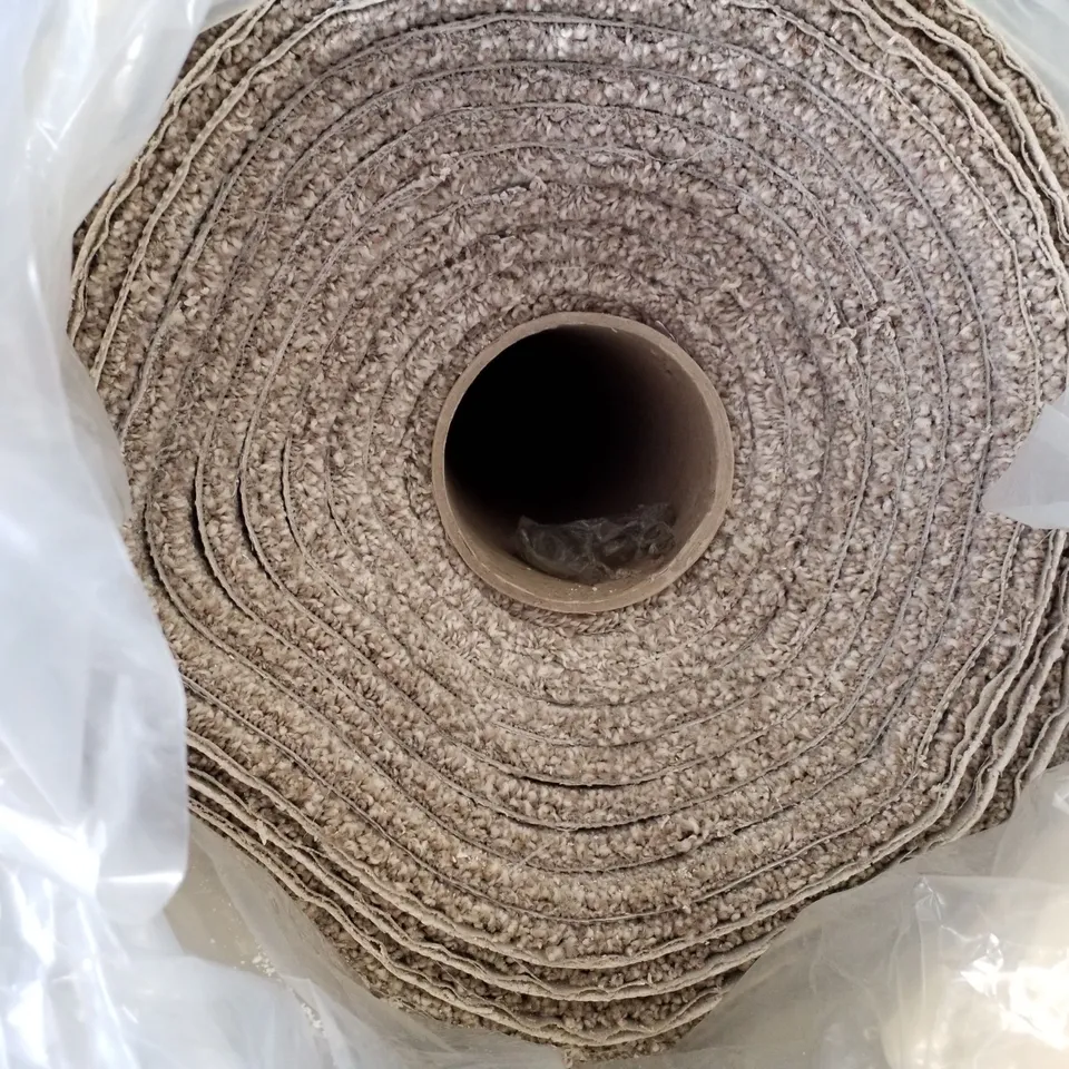 ROLL OF QUALITY B.HERITAGE EXQUISITE 706 CHAMPAGNE CARPET APPROXIMATELY 7.7×5M