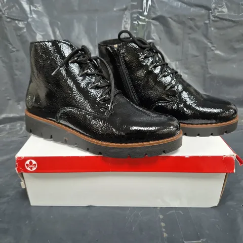 BOXED PAIR OF RIEKER LOW WEDGE BOOTS IN BLACK SIZE 5