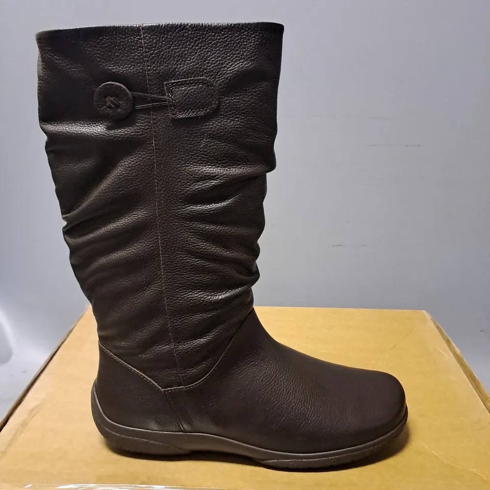 BOXED HOTTER DERRY MORE II DRRY ME CHOCOLATE BOOTS - SIZE 8