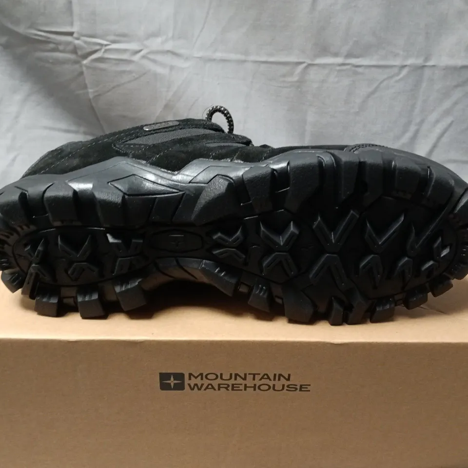 BOXED PAIR OF MOUNTAIN WAREHOUSE BELFOUR WOMENS WATERPROOF OUTDOOR WALKING SHOE IN BLACK - UK 7
