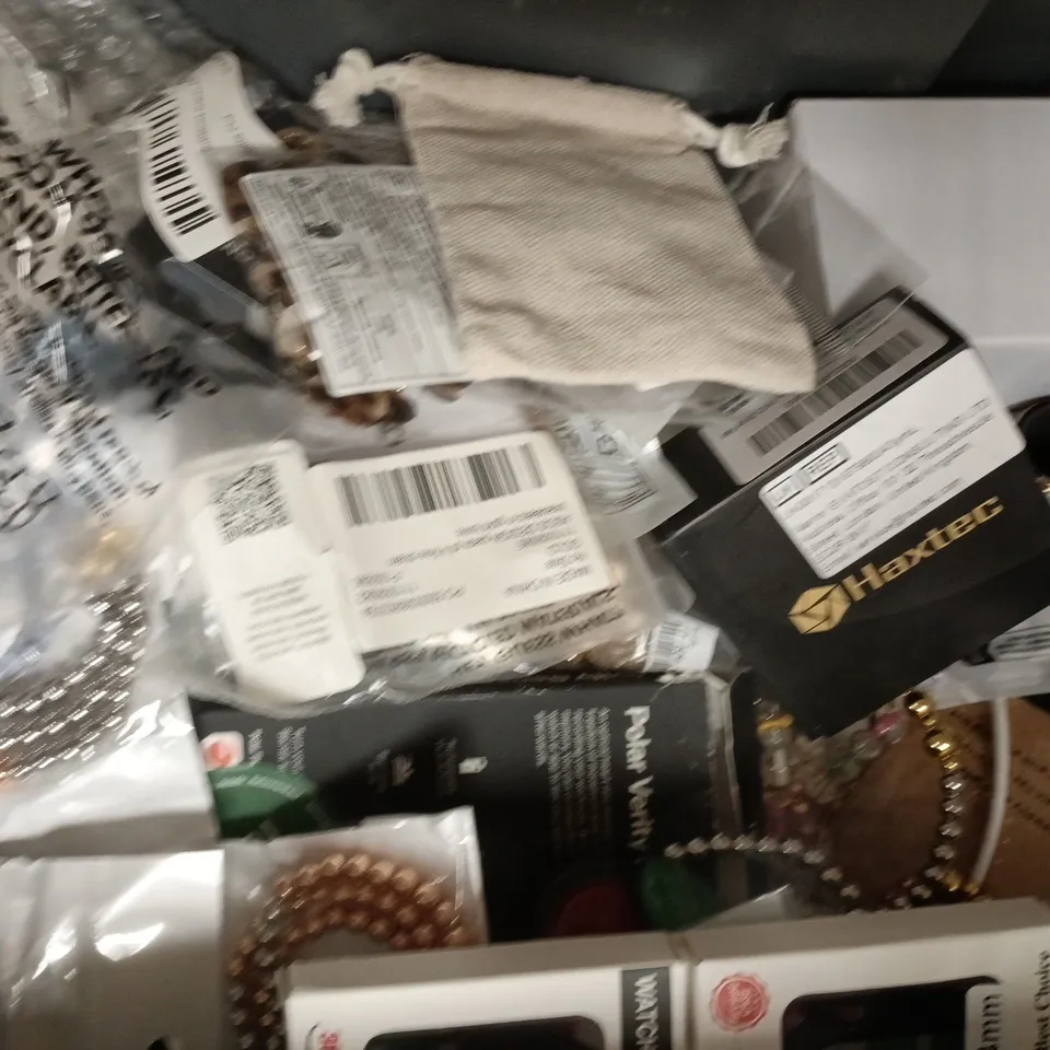 LARGE ASSORTMENT OF VARIOUS JEWELLERY ITEMS TO INCLUDE BRACELETS, EARRINGS, ETC