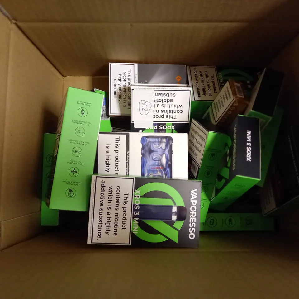 APPROXIMATELY 18 VAPES & E-CIGARETTES TO INCLUDE GEEKVAPE Z FLI TANK, VAPORESSO XROS 3 MINI, INNOKIN PLATFORM SERIES EDITION, ETC