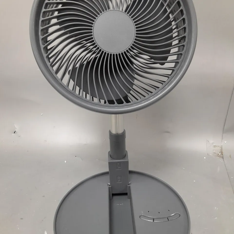 BOXED BELL & HOWELL RECHARGEABLE EXTENDABLE DESK & FLOOR FAN IN GREY