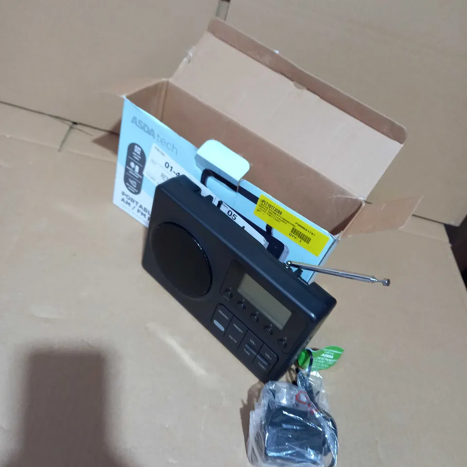 POLAROID AM/FM RADIO IN BLACK
