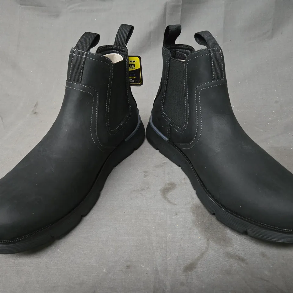 BOXED PAIR OF SKECHERS CLASSIC FIT CHELSEA BOOTS IN BLACK UK SIZE 9