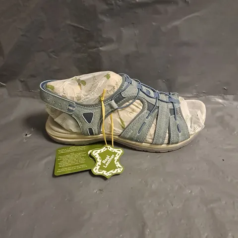 PAIR OF FREE SPIRIT SANDALS IN BLUE SIZE UK 8